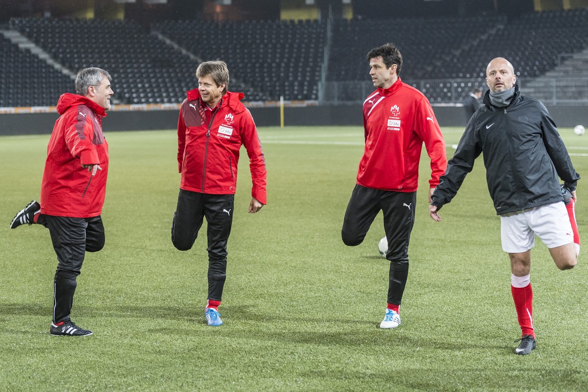 Die Nationalraete Eric Nussbaumer, SP-BL, Juerg Grossen, GLP-BE, und Matthias Aebischer, SP-BE, von links, beim Aufwaermen zusammen mit Rene Sutter, ehemaligem YB-Profi, vor einem Fussball Match zwisc ...
