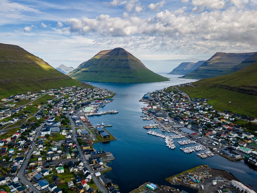 Schöne Luftsicht auf die Stadt Klaksvik auf den Fareo-Inseln mit ihren bunten Häusern und dem beeindruckenden Kanal und Blick auf den majestätischen Kunoy Park