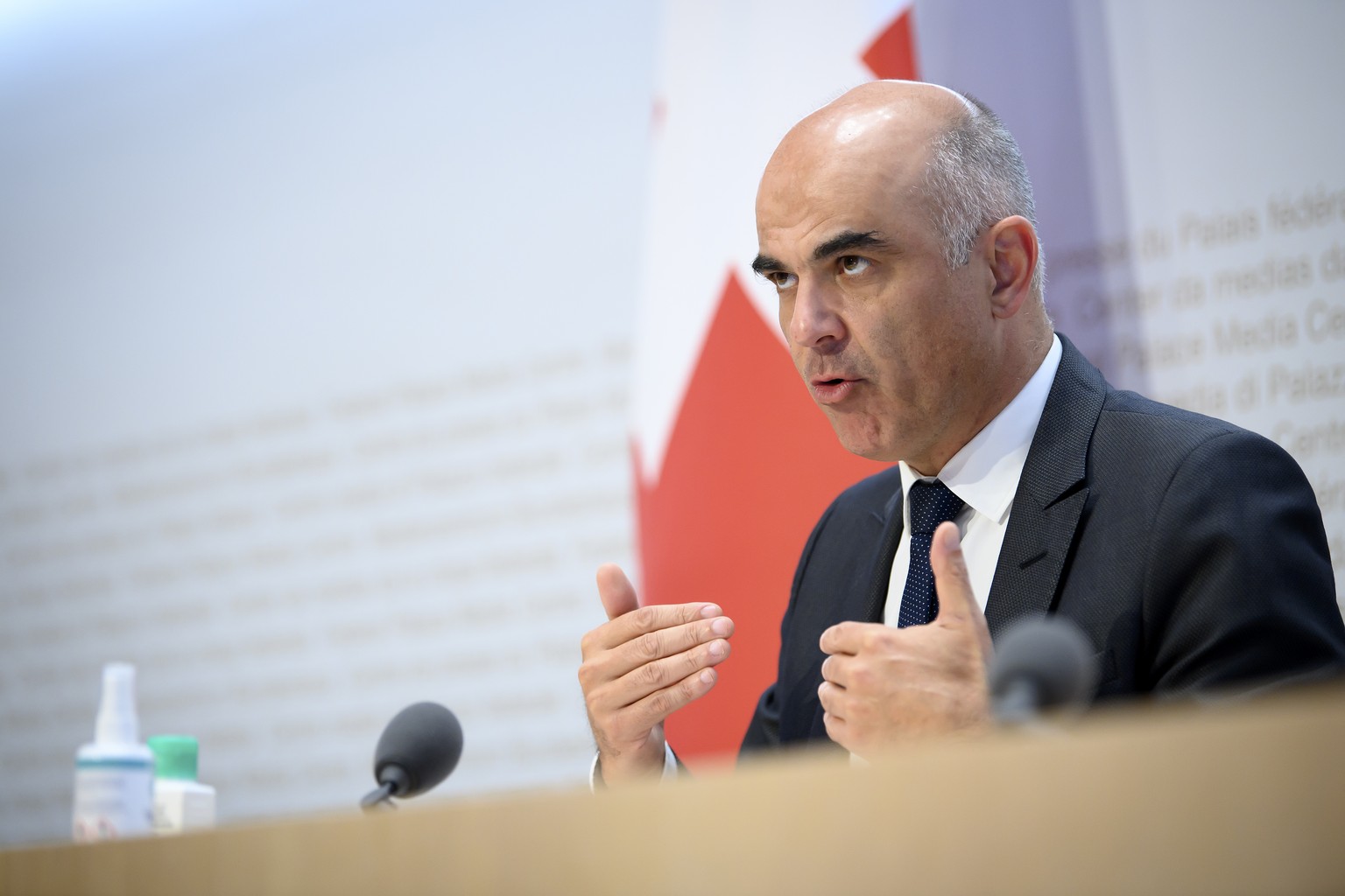 Bundesrat Alain Berset spricht an einer Medienkonferenz ueber die neusten Entscheide des Bundesrates zur Coronavirus-Pandemie, am Mittwoch, 13. Oktober 2021, im Medienzentrum Bundeshaus in Bern. (KEYS ...