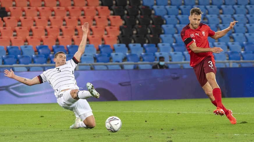 epa08651586 Switzerland&#039;s Silvan Widmer, right, scores against Germany&#039;s Robin Gosens, left, during the UEFA Nations League group 4 soccer match between Switzerland and Germany at the St. Ja ...