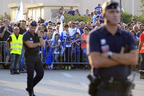 Grosse Polizeipräsenz vor dem Spiel SC Bastia gegen Olympique de Marseille.