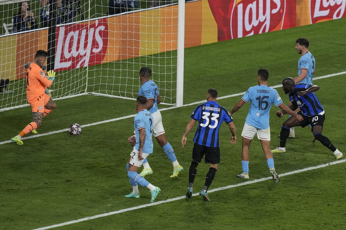 Inter Milan's Romelu Lukaku, right, misses a scoring chance during the Champions League final soccer match between Manchester City and Inter Milan at the Ataturk Olympic Stadium in Istanbul, Turk ...