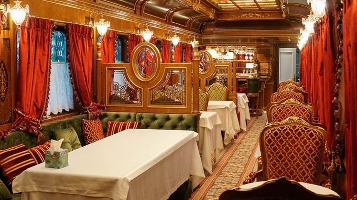 Quarante personnes peuvent manger, à l'aise, dans ce wagon-restaurant qui ne voyage jamais. Vous trouvez que la déco est trop chargée?
