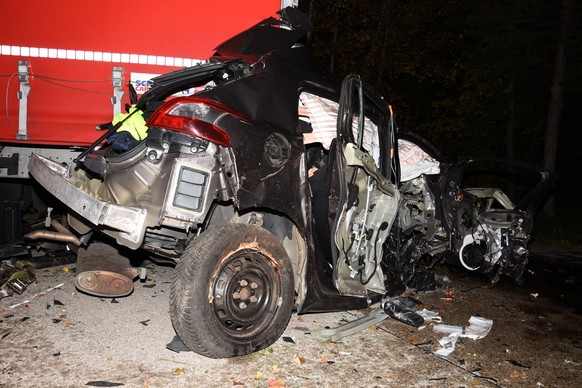 in Auto ist am Mittwochabend auf dem Autobahnrastplatz Sulzberg bei Goldach SG mit einem parkierten Sattelanhänger kollidiert. Dabei wurde der 51-jährige Autofahrer eingeklemmt und so schwer verletzt, ...