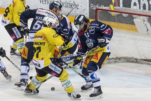 Berns Thomas Ruefenacht, links, kaempft um den Puck gegen Zugs Dominik Schlumpf, rechts, im zweiten Eishockey Playoff-Finalspiel der National League A zwischen dem EV Zug und dem SC Bern, am Samstag,  ...