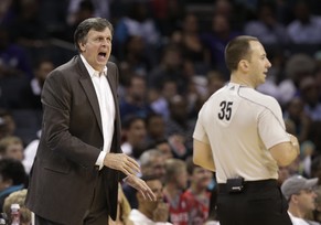 Rocktes-Coach Kevin McHale treibt seine Mannen an – und ist nach dem Sieg zufrieden mit Schützling Capela.