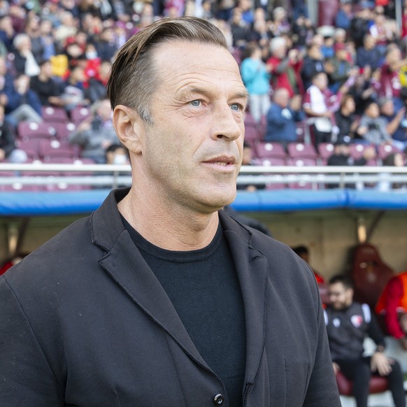 Paolo Tramezzani, coach of FC Sion, looks his players, during the Super League soccer match of Swiss Championship between Servette FC and FC Sion, at the Stade de Geneve stadium, in Geneva, Switzerlan ...