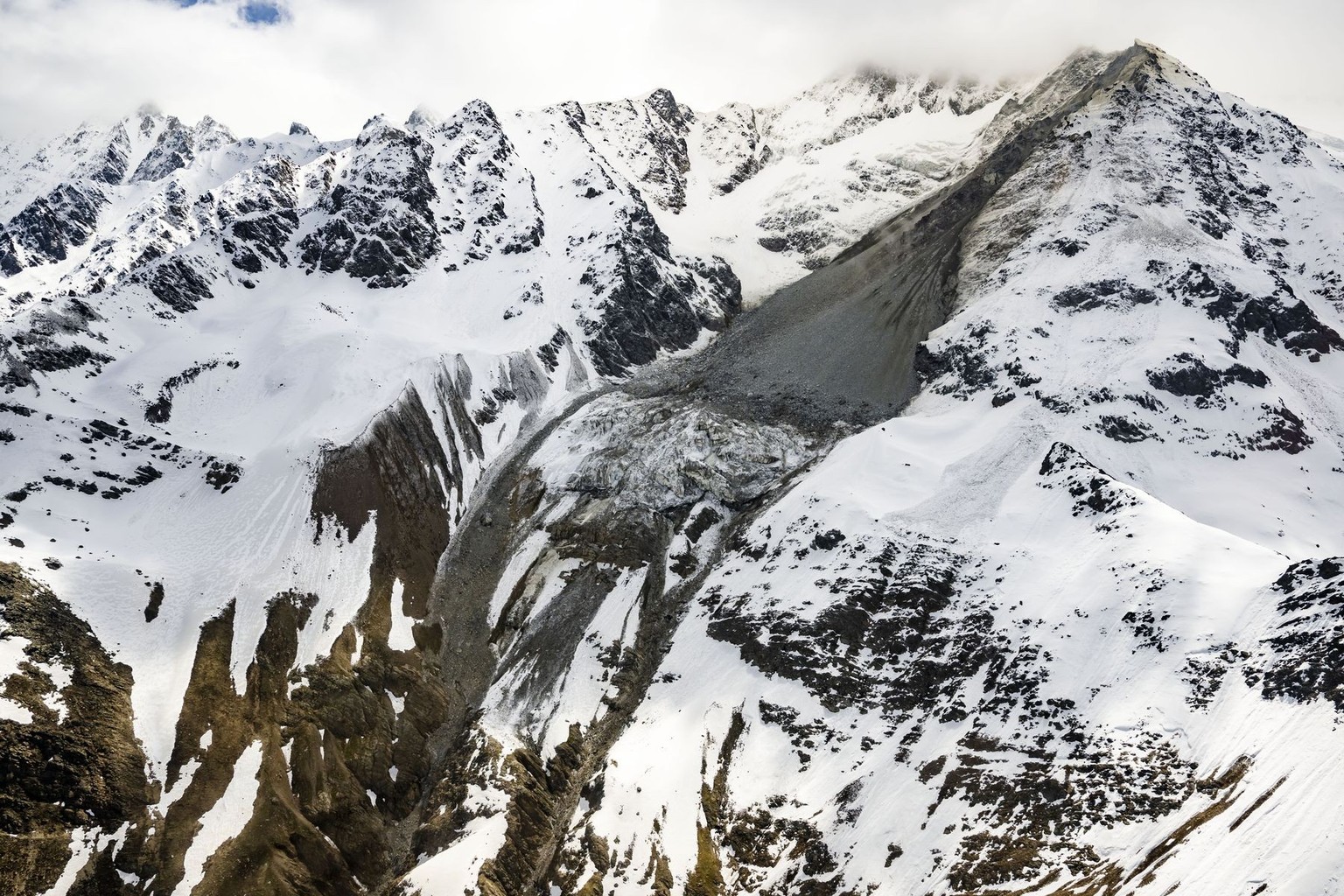 Steine eines Felssturzes vom Kleinen Nesthorn stuerzen auf den Birchgletscher im Loetschental, am Freitag, 23. Mai 2025, in Blatten. Das Dorf Blatten VS im Loetschental musste wegen der Gefahr eines F ...