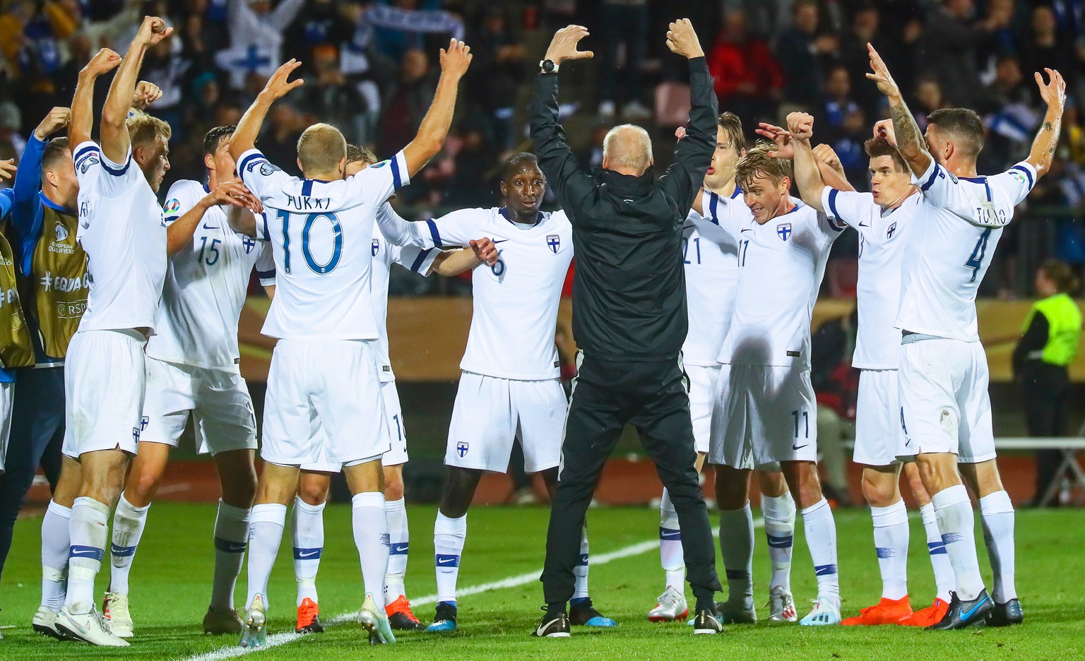 epa07828738 Teemu Pukki (C-L) of Finland celebrates with teammates after scoring the 1-1 equalizer from the penalty spot during the UEFA EURO 2020 group J qualifying soccer match between Finland and I ...