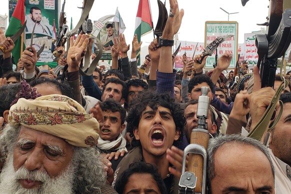 KEYPIX - epa12215147 Houthi supporters shout slogans and hold up weapons during a protest against Israel, in Sana'a, Yemen, 04 July 2025. Thousands of Houthi supporters demonstrated in Sana' ...