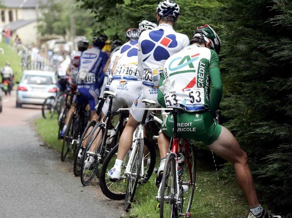 Du fragst dich, wie sich Velorennfahrer während der stundenlangen Etappen an der Tour de France erleichtern? So!