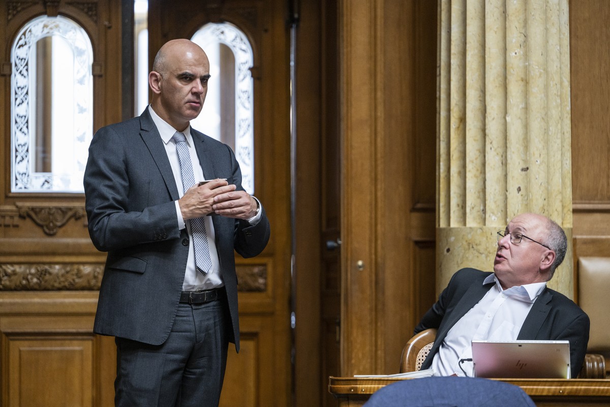 Bundesrat Alain Berset, links, diskutiert mit Pierre-Yves Maillard, SP-VD, waehrend der Debatte um die Initiative fuer tiefere Krankenkassenpraemien, an der Sommersession der Eidgenoessischen Raete, a ...