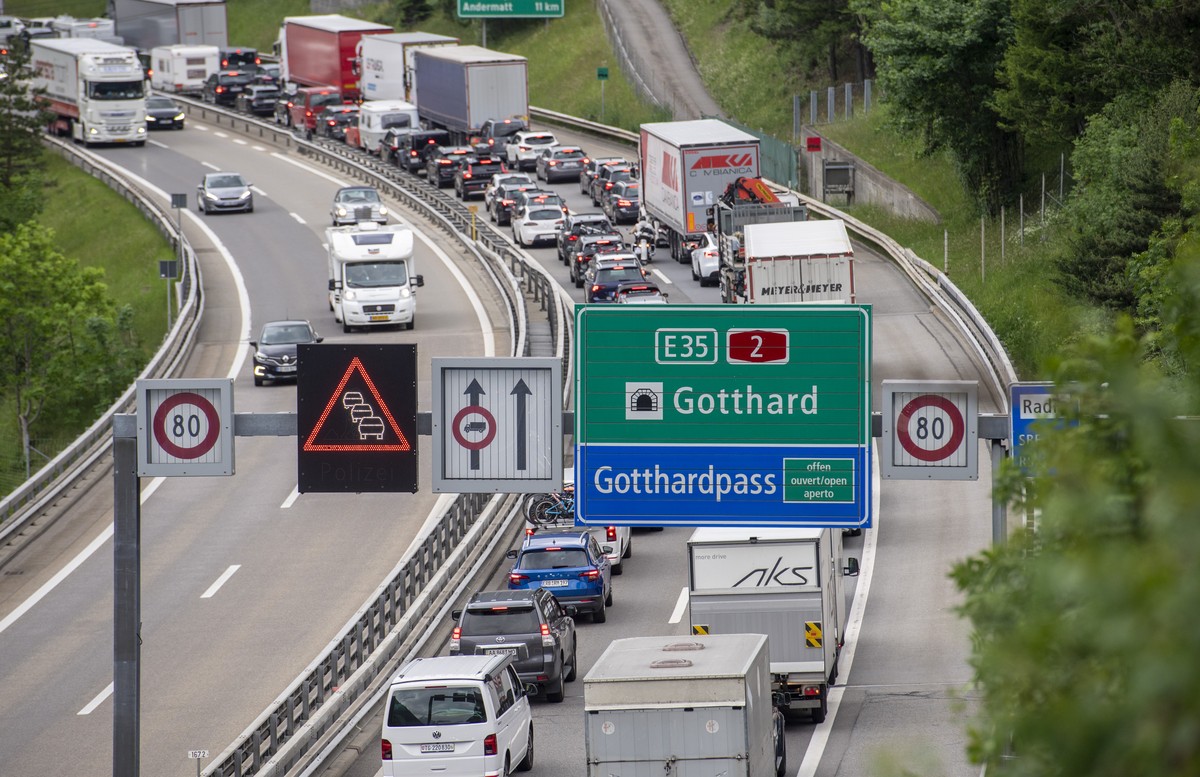 Der Ferienreiseverkehr staut sich auf der Autobahn A2 zwischen Goeschenen und Amsteg auf mehreren Kilometern Laenge, am Freitag, 3. Juni 2022, in Wassen. KEYSTONE/Urs Flueeler)