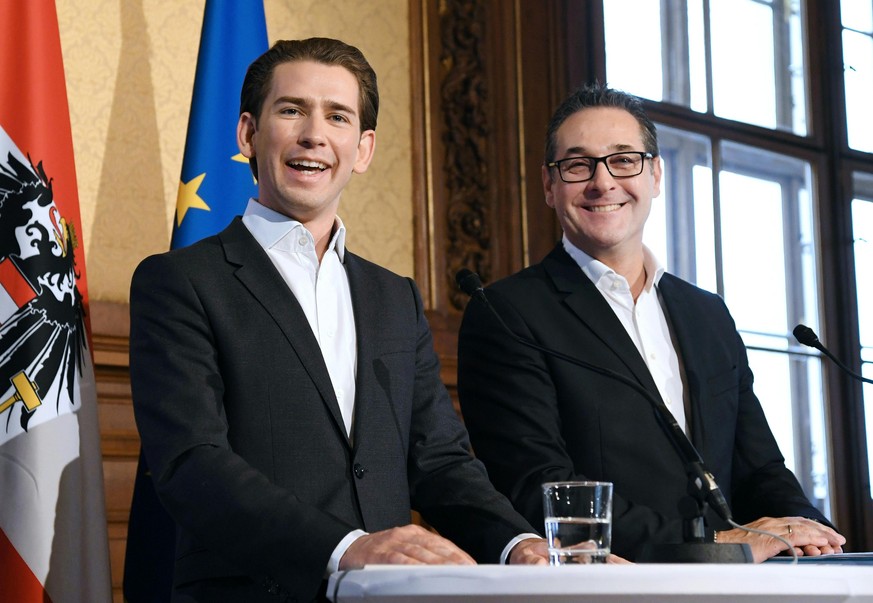 ABD0083_20171025 - WIEN - OESTERREICH: OEVP-Bundesparteiobmann Sebastian Kurz (l. ) und FPOE-Bundesparteiobmann Heinz-Christian Strache am Mittwoch, 25. Oktober 2017, anlaesslich einer Pressekonferenz ...