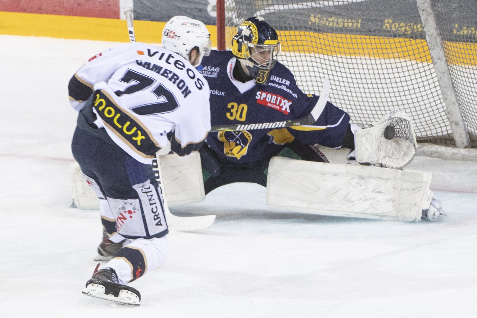 Langenthals Goalie, Philip Wuethrich, links, kaempft um den Puck, gegen Chaux Fonds Brett Cameron, rechts, waehrend dem vierten Playoff Finalspiel der Swiss League, zwischen dem SC Langenthal und dem  ...