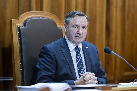 Werner Salzmann, SVP-BE, vertritt seinen Vorstoss, den Armeeangehoerigen die Taschenmunition wieder nach Hause mitzugeben, an der Wintersession der Eidgenoessischen Raete, am Mittwoch, 3. Dezember 202 ...