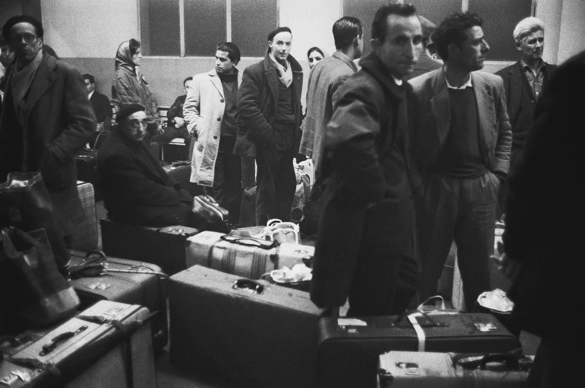 Des travailleurs italiens s’apprêtent à rentrer au pays pour fêter Noël (1966).
https://permalink.nationalmuseum.ch/100714161