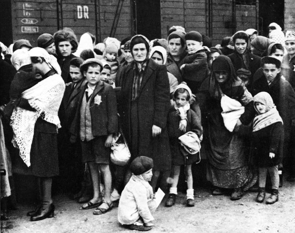 Jews on selection ramp at Auschwitz, May 1944. Copyright: Deutsches Bundesarchiv