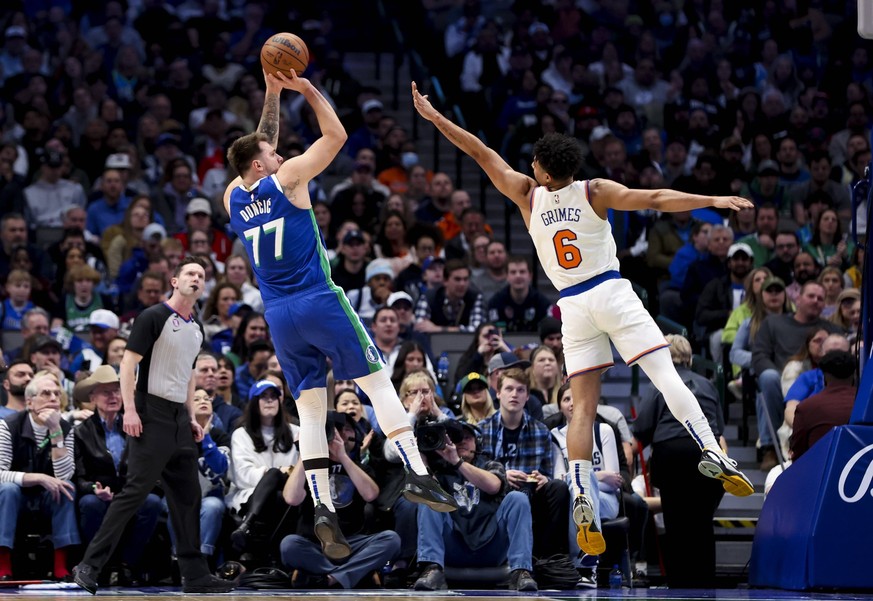 NBA, Basketball Herren, USA New York Knicks at Dallas Mavericks Dec 27, 2022 Dallas, Texas, USA Dallas Mavericks guard Luka Doncic 77 shoots over New York Knicks guard Quentin Grimes 6 during the firs ...