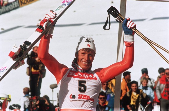 Der Schweizer Skirennfahrer Pirmin Zurbriggen freut sich ueber einen Sieg an der Skiweltmeisterschaft 1987 in Crans Montana. Zurbriggen erreichte als mehrfacher Medaillengewinner weltweite Anerkennung. Mit acht von zehn Titeln und 14 von 30 Medaillen stellten die Schweizer Gastgeber das ueberragende Team an den Ski-Weltmeisterschaften von Crans-Montana und realisierten damit eine Erfolgsbilanz fuer den Schweizer Skirennsport, die zuvor und danach unerreicht blieb.  (KEYSTONE/STR)