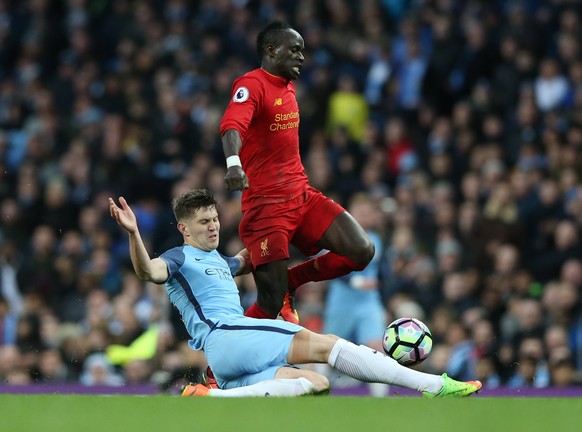 epa05858624 Manchester City&#039;s John Stones (L) challenges Liverpool&#039;s Sadio Mane during the English Premier League soccer match between Manchester City and Liverpooll at the Etihad Stadium, M ...