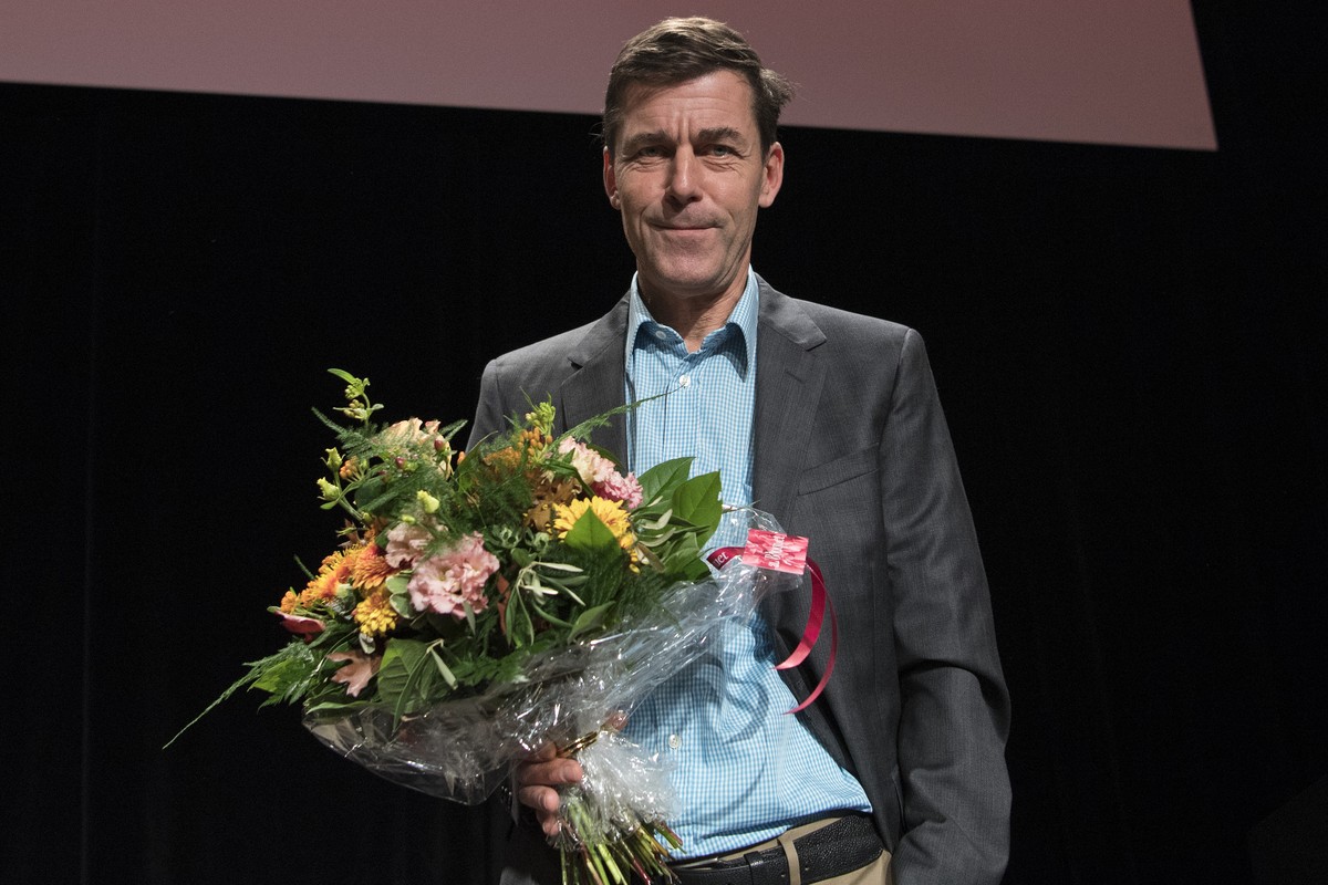 Der Schweizer Schriftsteller Peter Stamm erhaelt fuer sein Buch "Die sanfte Gleichgueltigkeit der Welt" den Schweizer Buchpreis, am Sonntag, 11. November 2018, im Foyer des Theater Basel. (K ...