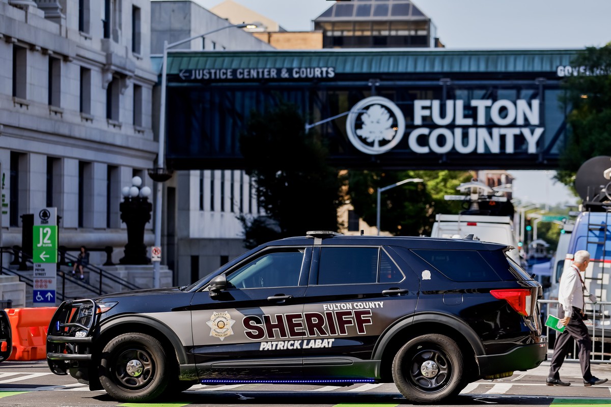 epa10800161 Enhanced security measures are implemented outside the Fulton County Courthouse and Justice Center ahead of a possible grand jury indictment against former US President Donald Trump for 20 ...