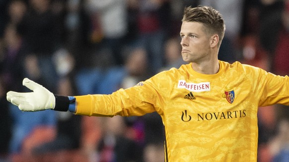 Basels Torhueter Jonas Omlin freut sich nach dem ersten Tor seiner Mannschaft im Fussball Meisterschaftsspiel der Super League zwischen dem FC Basel und dem FC Zuerich im Stadion St. Jakob-Park in Bas ...