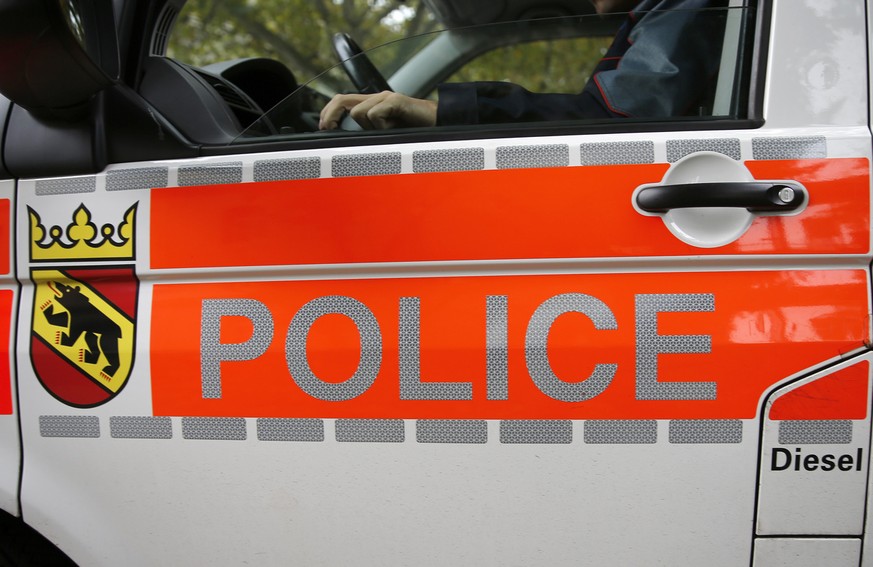 Detail view of the door of a police car of the cantonal police of Berne with the cantonal coats of arms and police letting photographed on October 6, 2015, in Berne, Switzerland. (KEYSTONE/Peter Klaun ...