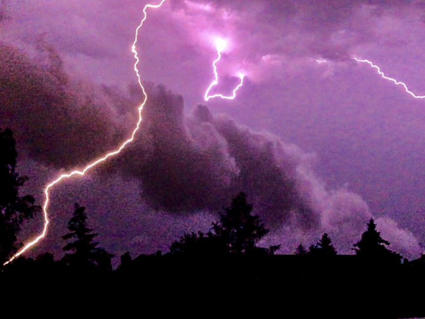 In den Kantonen Thurgau und St. Gallen führten am frühen Dienstagmorgen heftige Gewitter überschwemmten Kellern. (Archivbild)