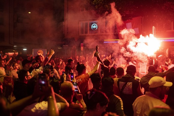 epa09309789 Swiss soccer fans celebrate after the UEFA EURO 2020 round of 16 soccer match between France and Switzerland in Zurich, Switzerland, 29 June 2021. EPA/ENNIO LEANZA