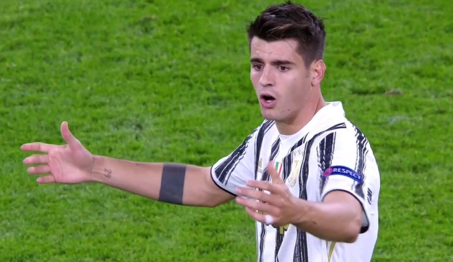 Alvaro Morata kann sein Pech nicht fassen.