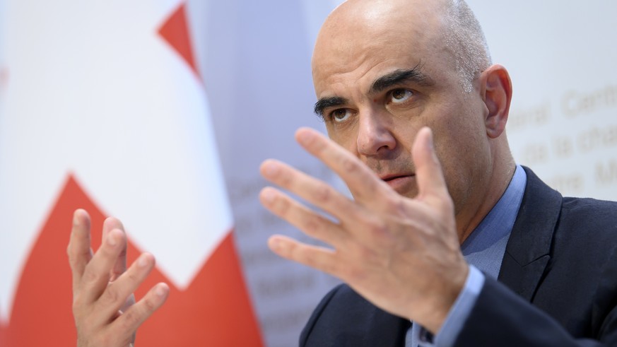 Bundesrat Alain Berset spricht waehrend einer Medienkonferenz ueber die Volksinitiative Kinder und Jugendliche ohne Tabakwerbung, am Donnerstag, 9. Dezember 2021 in Bern. (KEYSTONE/Anthony Anex)