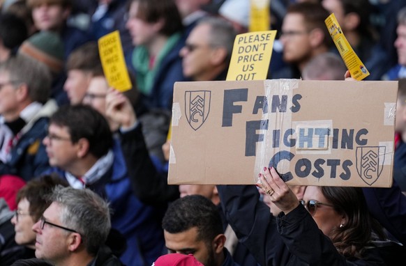 Fulham supporters protest about costs of tickets during the Premier League match between Fulham and Manchester United, ManU at Craven Cottage, London, England on 4 November 2023. Copyright: xAndyxRowl ...