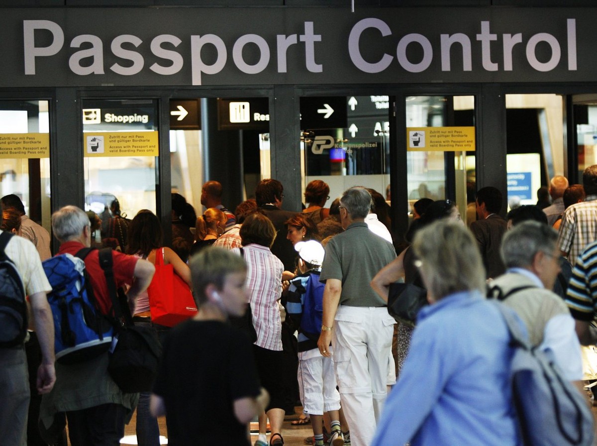 Passkontrolle am Flughafen Zürich.