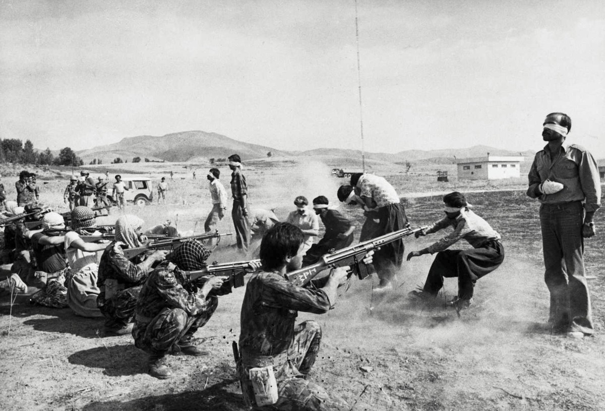 Un peloton d’exécution de la République islamique exécute neuf rebelles kurdes et deux anciens policiers du chah déchu après des procès sommaires en 1979.