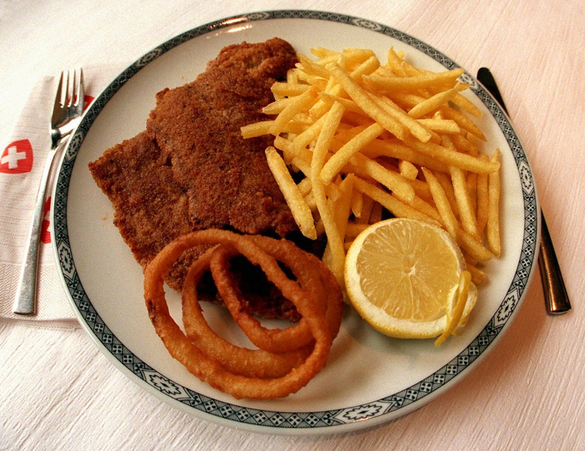 Schnitzel mit Pommes Frites (kurz "Schnipo") sind in den Schweizer Restaurants weiterhin hoch im Kurs. Das Traditionsgericht ist laut Gastrosuisse weiterhin der Umsatzrenner. (KEYSTONE/Miche ...