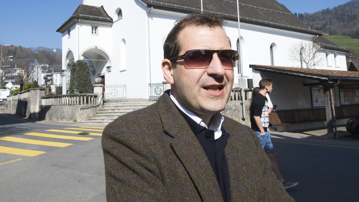 Giuseppe Gracia, Pressesprecher des Bistums Chur, beim Interview vor dem Gottesdienst. In der Pfarrkirche Steinen, SZ, findet am Sonntag, 9. Maerz 2014, die Abschlussfeier der Gebetsinitiative" N ...