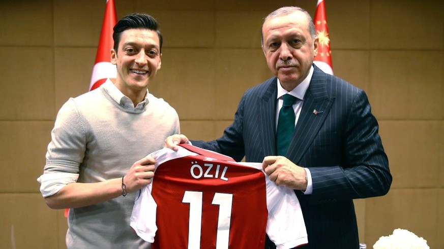 13.05.2018, Großbritannien, London. Recep Tayyip Erdogan, Staatspräsident der Türkei, hält zusammen mit Fußballspieler Mesut Özil vom englischen Premier League Verein FC Arsenal, ein Trikot von Özil.  ...