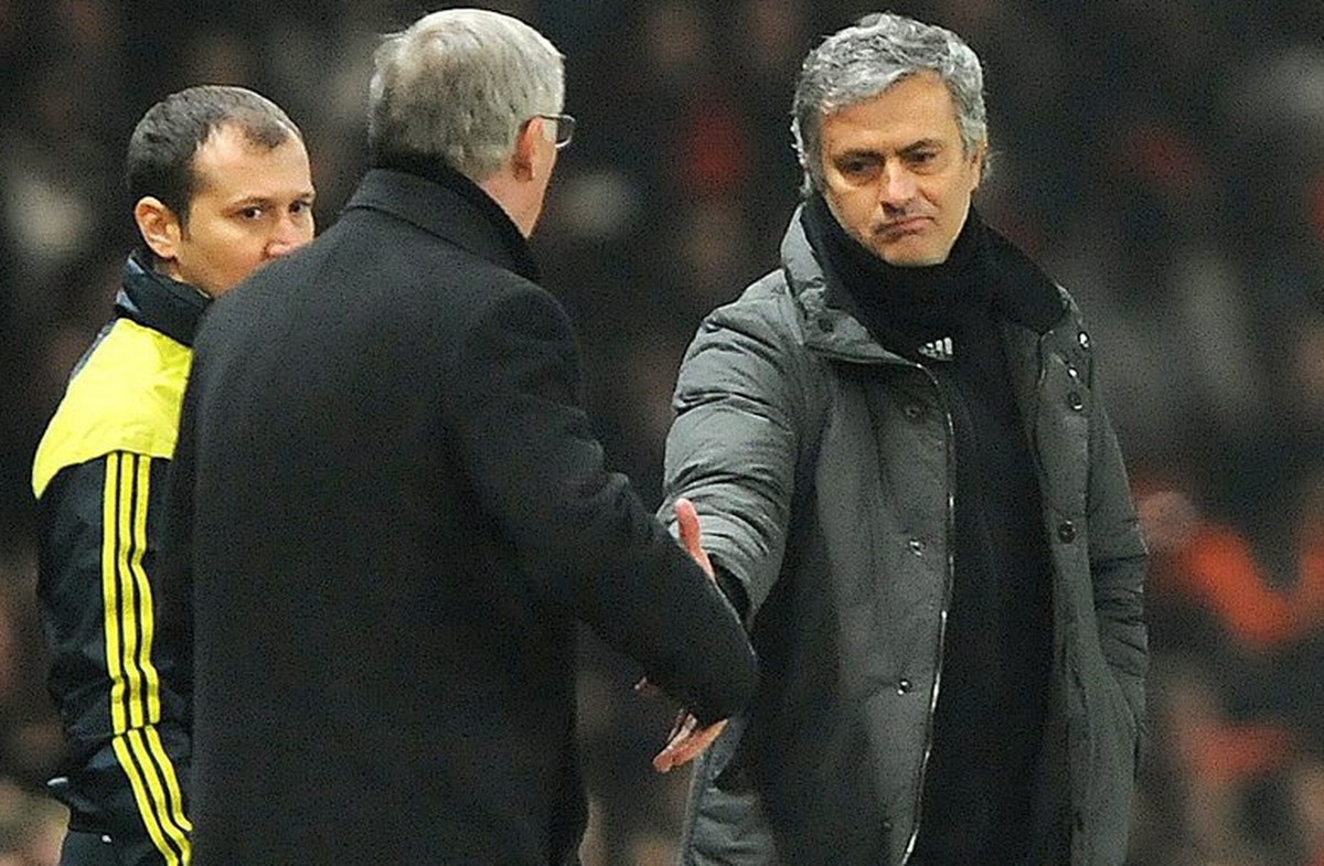 epa03611313 Real Madrid's manager Jose Mourinho (R with Manchester United manager Sir Alex Ferguson (L) at the end of the UEFA Champions League match between Manchester United and Real Madrid at  ...