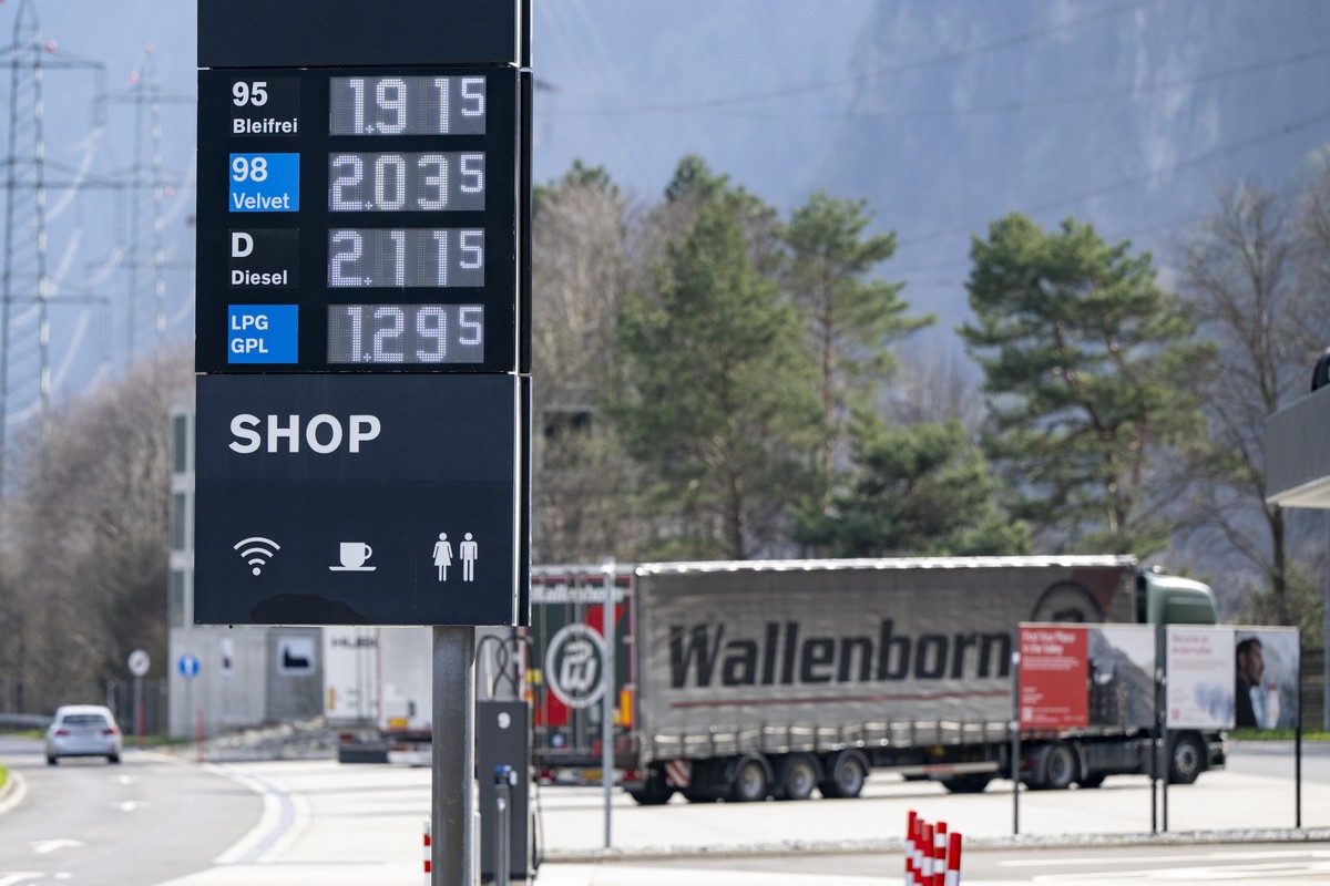 Eine Tankstelle an der A2 Autobahnraststaette Erstfeld in Richtung sueden praesentiert seine Benzinpreise am Montag, 9. Maerz 2026, in Erstfeld im Kanton Uri. Wegen dem Krieg im Iran sind die Rohoelpr ...