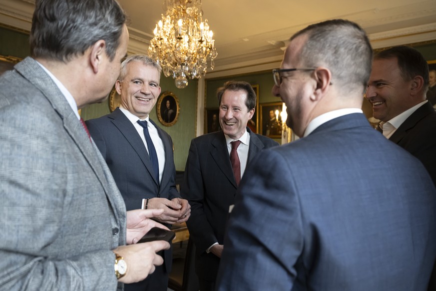 Bundesrat Beat Jans, 2. links, lacht mit Parteipraesident und Nationalrat Gerhard Pfister, Mitte-ZG, Fraktionschef und Nationalrat Thomas Aeschi, SVP-ZG, Fraktionschef und Nationalrat Philipp Matthias ...