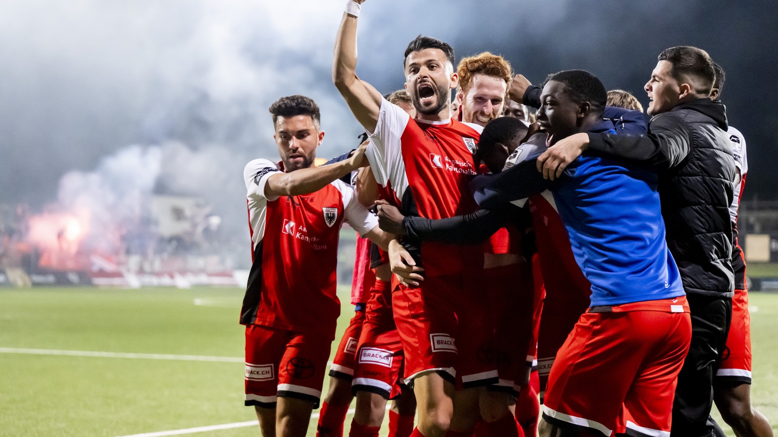 Joie des joueurs argoviens apres le but du 1:2 lors de la rencontre de football de Challenge League entre Etoile Carouge et FC Aarau le vendredi 16 mai 2025 au stade de la Fontenette a Carouge pres de ...