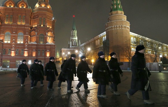 epa05084638 Russian police officers guard the Moscow Kremlin, Russia 31 December 2015. Russians are preparing celebrate New Year 31 December and Christmas according to the Russian Orthodox&#039; Julia ...