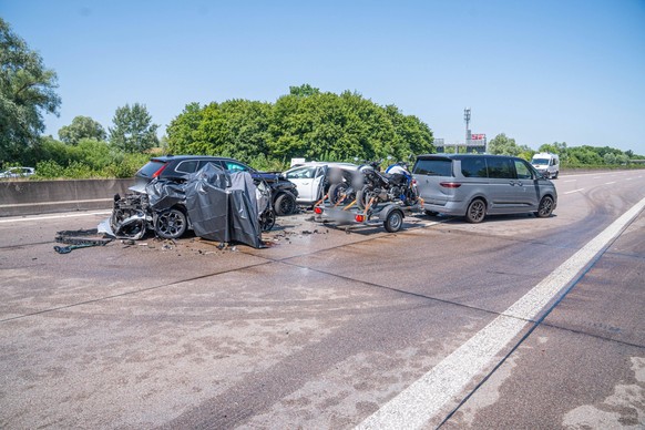 RECORD DATE NOT STATED Zwei Tote nach schwerer Karambolage auf A5 bei Appenweier: Mehrere Fahrzeuge kollidieren auf der Autobahn - zwei Frauen sterben, drei weitere werden verletzt - gro�es Tr�mmerfel ...