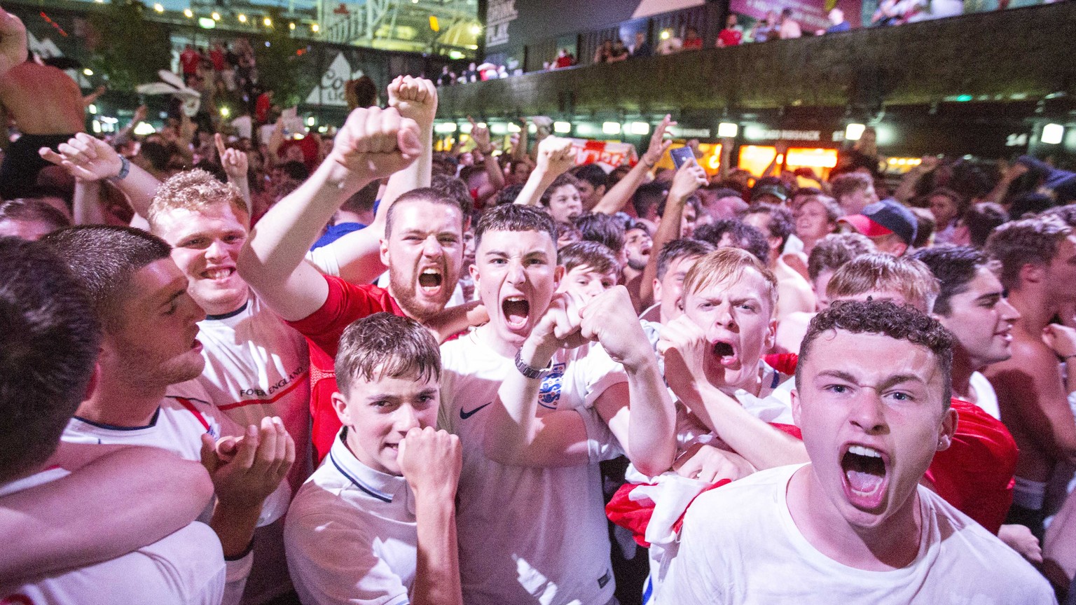 epa06862615 Scenes of celebrations and jubilations as England soccer fans celebrate winning after penalties against Columbia as they watch the FIFA World Cup 2018 Round of 16 match between England and ...