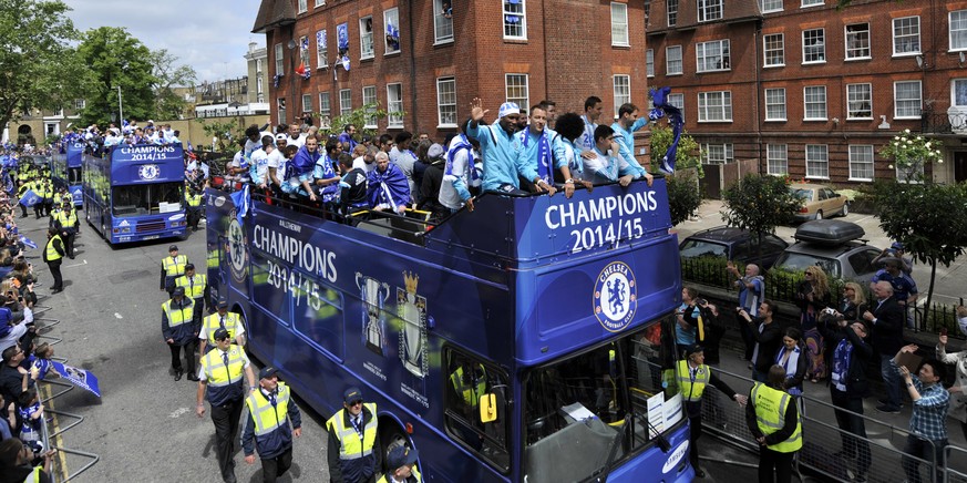 Proppenvoll sieht anders aus: Die Strassen Londons während Chelseas Triumphzug.