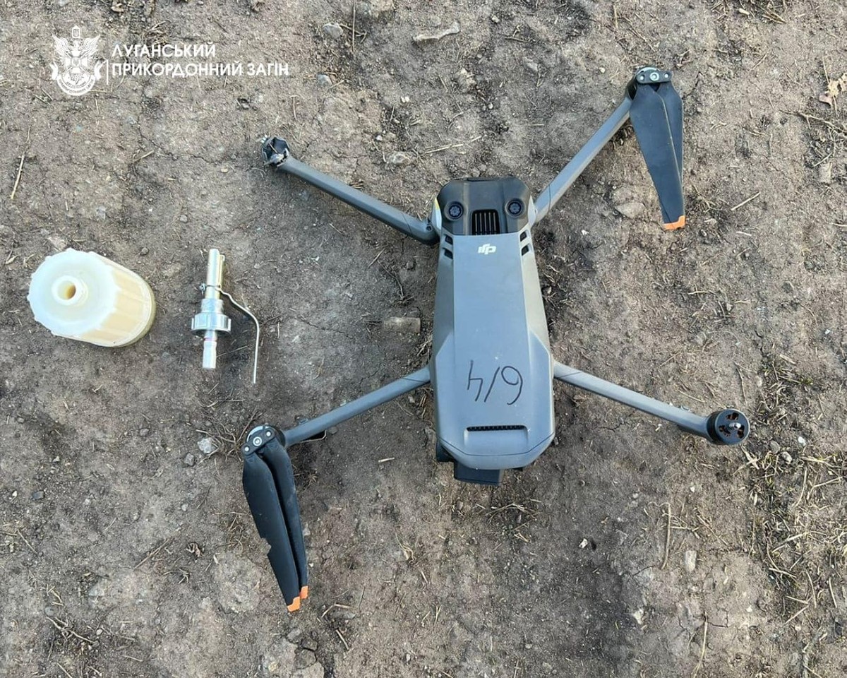 Une grenade lacrymogène K-51 et le drone utilisé pour la larguer, capturés par le service national des gardes-frontières d'Ukraine.