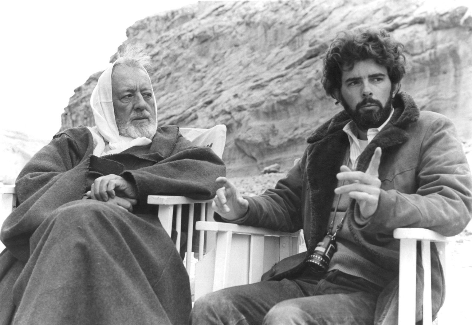 Alec Guinness mit George Lucas während dem Dreh in Tunesien, 1976.