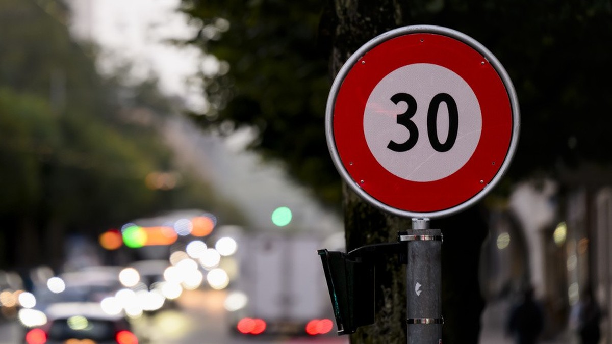 Des voitures circulent sur la route devant un panneau 30km/h sur le Boulevard de Perolles le lundi 2 octobre 2023 a Fribourg. Pour lutter contre le bruit routier, la Ville de Fribourg prend des mesure ...